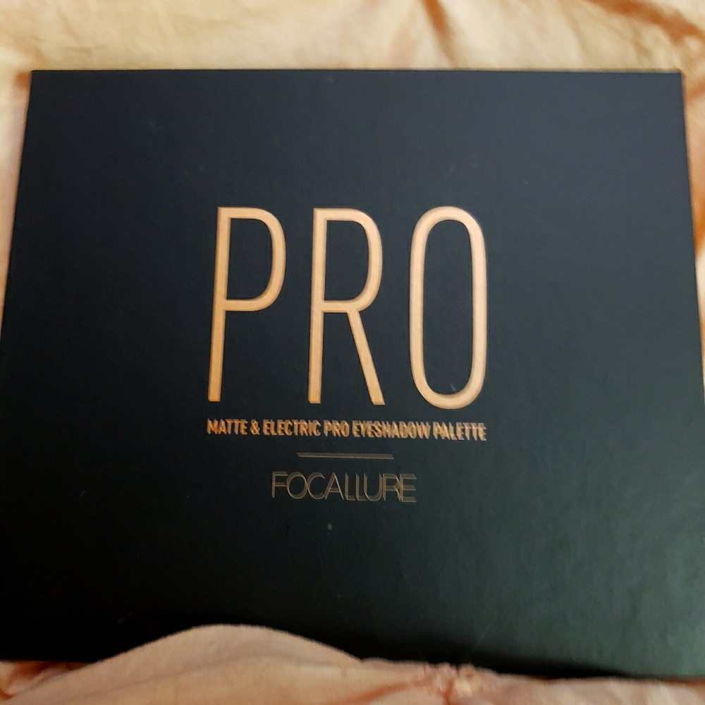 Follacure Pro Eyeshadow Palette